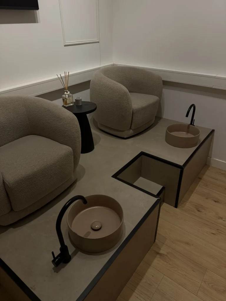 Pedicurestoel met waskom in de salon
